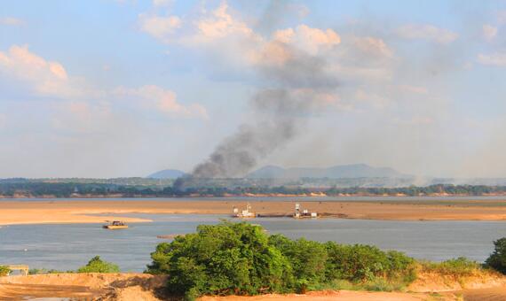 Do outro lado da margem do Rio Branco dava para perceber a extensão do incêndio (Foto: Diane Sampaio)