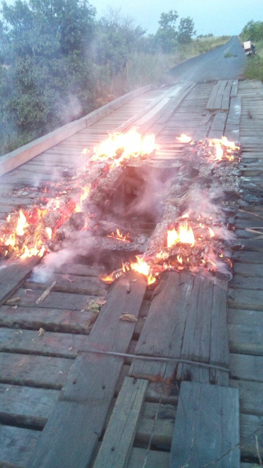 Imagem mostra ponte queimando no município de Amajari (Foto: Divulgação)