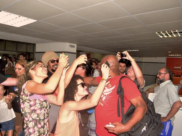 Fãs tentam uma foto com o vocalista D'O Rappa, Marcelo Falcão (Foto: Samara Cordeiro)