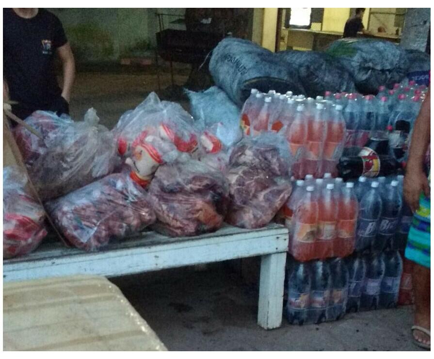 Nas fotos, é possível visualizar uma grande quantidade de bebidas, carne e carvão (Foto: Divulgação)
