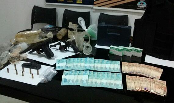 Com os três suspeitos, foram encontrados armar, drogas e dinheiro (Foto: Divulgação)