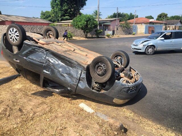 Com o impacto, um dos veículos chegou a capotar (Foto: Rodrigo Sales)