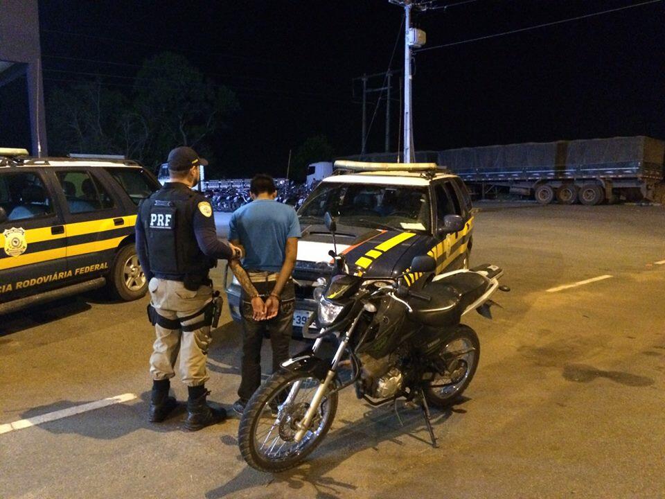 A moto e o condutor foram encaminhados para a delegacia de polícia