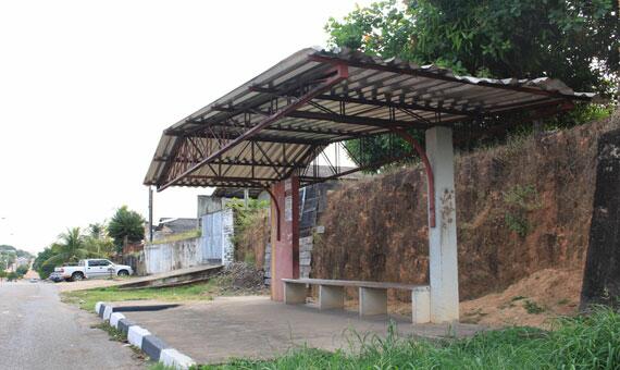 Passageiros que aguardavam o ônibus nesta parada flagraram viciados usando droga (Foto: Diane Sampaio)