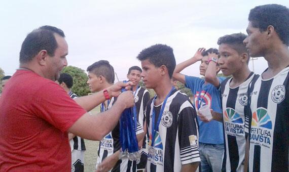 Joel de Jesus, pai do Thiago Maia (do Santos) foi quem entregou a premiação – Foto: Divulgação