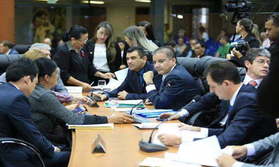 Deputados rejeitaram relatório, sem qualquer polêmica, na sessão de ontem (Foto: Charles Wellington/SupCom-RR)