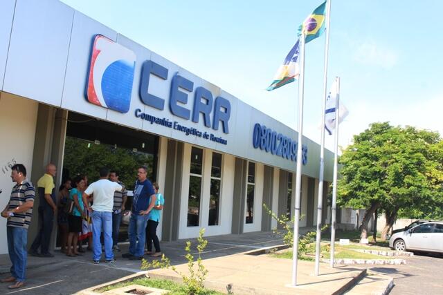 Moradores reunidos em frente à sede da Cerr (Foto: Diane Sampaio)