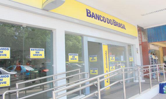 Com decisão da categoria, bancos permanecem fechados por tempo indeterminado (Foto: Diane Sampaio)