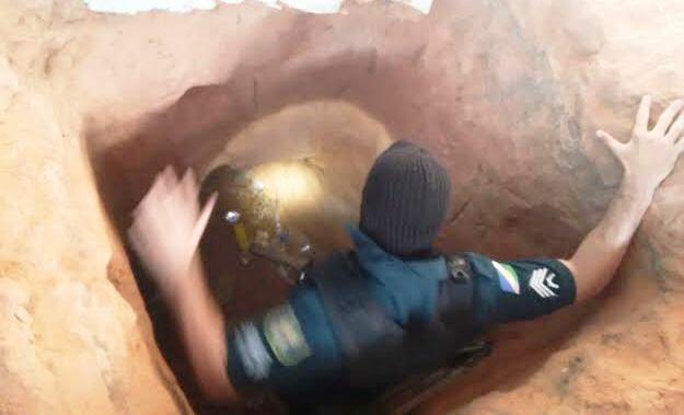 Informações oficiais ainda não foram repassadas, mas a Folha recebeu imagens do momento em que policiais averiguavam o buraco