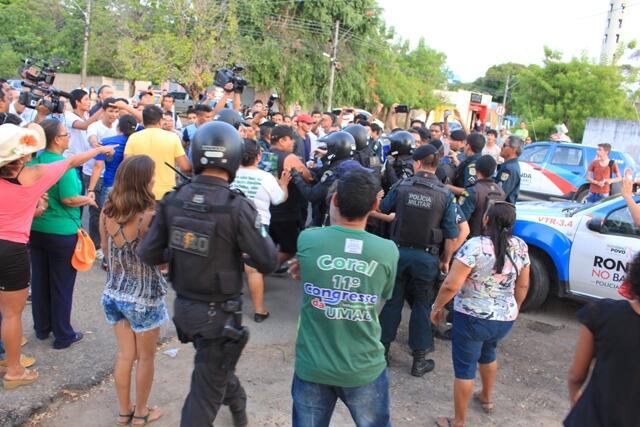 Do lado de fora, mais uma confusão aconteceu entre policiais, estudantes e professores