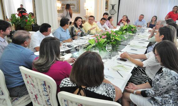 Onze prefeitos e a representante de um município participaram da reunião com a governadora Suely Campos (Foto: Rodrigo Sales)