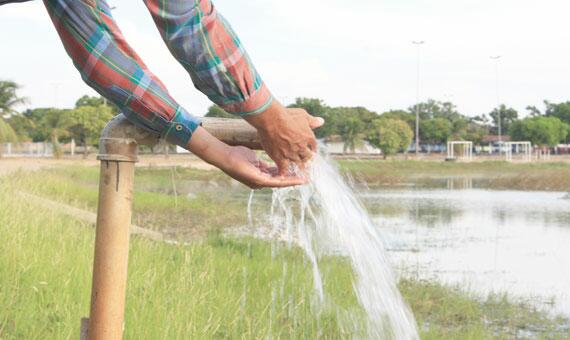 Roraimenses procuram se refrescar do calor de todas as formas (Foto: Diane Sampaio)