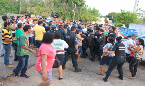 Polícia Militar foi chamada para conter os ânimos durante manifestação de alunos (Foto: Diane Sampaio)