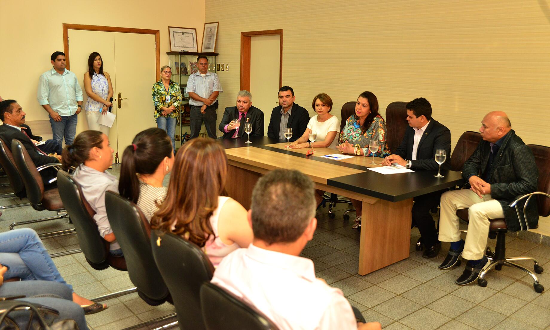 A solenidade de transferência, conduzida pela governadora Suely Campos e o superintendente da SPU-RR, Fábio Costa, contou com a participação de parlamentares e representantes da AGU, além da OAB-RR