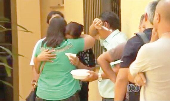 Familiares de Matheus Sato ao receberem a notícia da morte no hospital (Foto: Divulgação)
