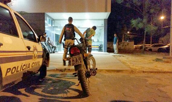 Dupla havia tomado moto em assalto, mas foi interceptada pelos policiais (Foto: Divulgação)