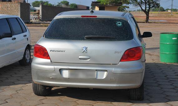 Durante a fuga, PM efetuou um disparo contra o carro (Foto: Samara Cordeiro)