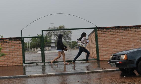 Chuva que caiu na manhã de sábado fez com que candidatos corressem contra o tempo para chegar aos locais de prova (Foto: Samara Cordeiro)