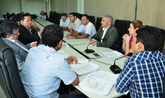 Representantes dos taxistas se reuniram na Comissão de Transporte da Assembleia Legislativa (Foto: H. Emiliano)