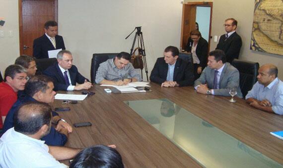Solenidade de assinatura entre o presidente da ALE, deputado Jalser Renier (centro), e o presidente do TJ, desembargador Almiro Padilha (à esq.) (Foto: Ribamar Rocha)
