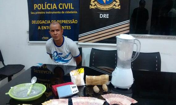 Quando os policiais chegaram, o albergado Fábio Bandeira estava fazendo o processamento da droga (Foto: Divulgação)
