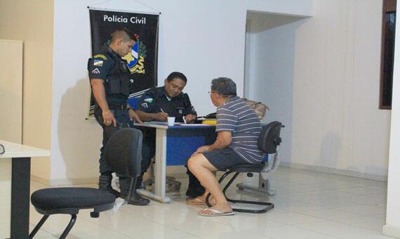 Idoso aguardava a esposa e o filho quando dois homens se aproximaram e anunciaram o assalto (Foto: Diane Sampaio)