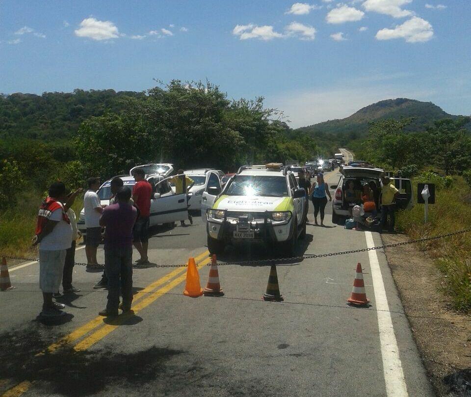 Com o protesto dos indígenas, uma fila de aproximadamente cinco quilômetros de veículos se formou na rodovia