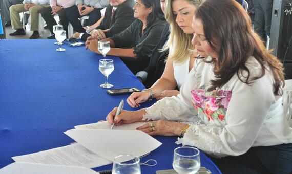 Governadora Suely Campos assina mensagem governamental (Foto: Rodrigo Sales)