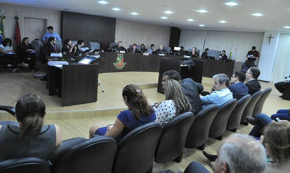 Sessão atrasou por causa da falta de energia e julgamento entrou pela noite (Foto: Rodrigo Sales)