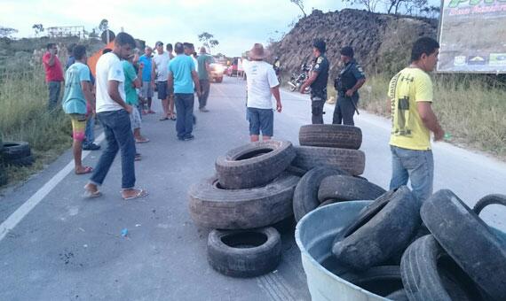 Taxistas também decidiram fazer bloqueio em Pacaraima para protestar contra bloqueio feito pelos índios (Foto: Divulgação/PRF)