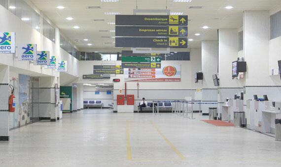 Vítima pediu explicações no estande da empresa, que expediu relatório de irregularidades (Foto: Diane Sampaio)