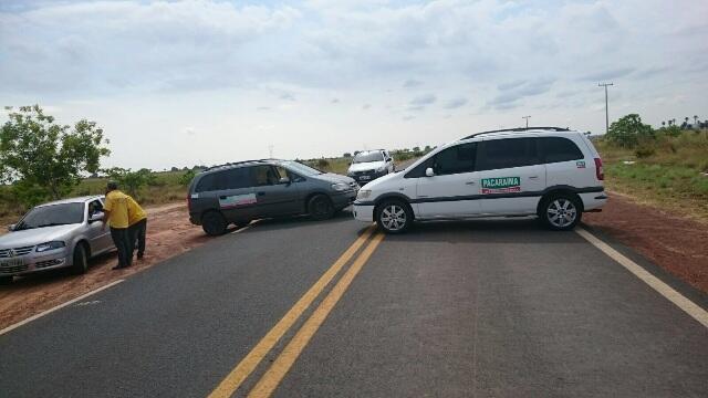 Veículos bloqueiam a passagem (Foto: Fátima Araújo)