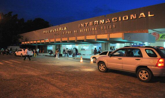 Setor de embarque estava movimentado, ontem à noite, no Terminal Internacional de Boa Vista (Foto: Rodrigo Sales)