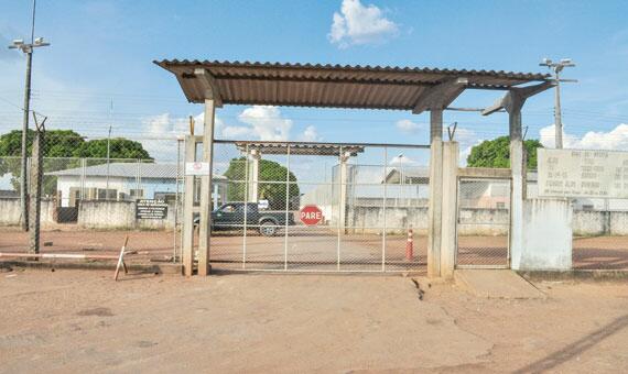 Com a facilitação, os dois presos saíram pelo portão principal da Pamc (Foto: Rodrigo Sales)