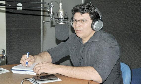 Diretor-presidente da Caer, Danque Esbell, durante entrevista ao Agenda da Semana (Foto: Samara Cordeiro)