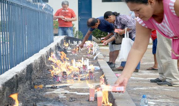 Cemitério Municipal Nossa Senhora da Conceição recebeu mais de três mil pessoas (Foto: Antonio Diniz)