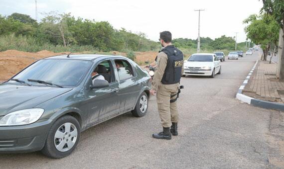 Equipes da PRF reforçaram a fiscalização na volta para casa depois do feriado do Dia de Finados (Foto: Antônio Diniz)