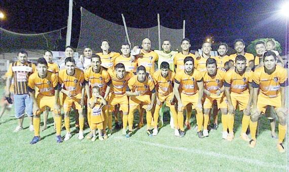 Jogadores do Bagaceira, perfilados no campo do Careca (Foto: Divulgação)