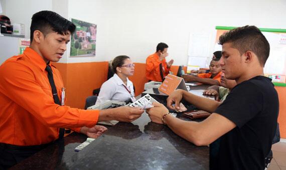 Passageiros foram pegos de surpresa com o reajuste do preço das passagens (Foto: Antônio Diniz)
