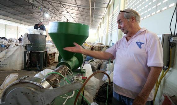 Vicente Guimarães investiu em maquinário para triturar qualquer material plástico que será a matéria-prima (Foto: Antônio Diniz)