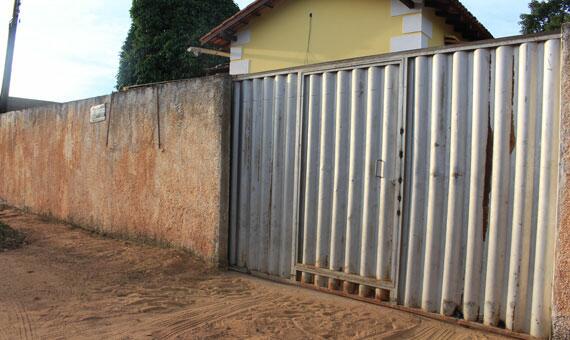 Dois ocupantes da moto bateram no muro desta residência, quando Daniel Monteiro sofreu fraturas graves (Foto: Diane Sampaio)