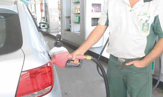 ANP calcula que abastecer com a gasolina, com preço médio de R$ 3,80, compensa mais que o álcool (Foto: Arquivo/Folha)