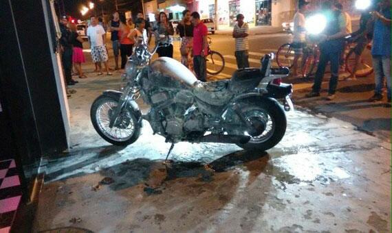 Dois homens chegaram em um carro e um deles jogou gasolina na moto, ateou nela fogo e fugiu (Foto: Divulgação)