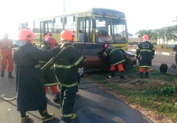 Motorista ficou preso às ferragens do veículo modelo Parati. (Foto:Divulgação)