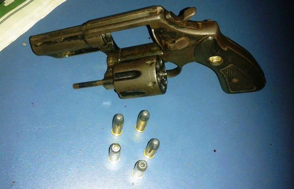 Foi encontrado com o homem um revólver calibre 38 com 5 munições intactas. (Foto: Divulgação)
