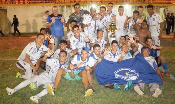 Jogadores e comissão técnica do São Raimundo perfilados no gramado do estádio Ribeirão, depois de conquistarem o título estadual Sub-20 (Foto: Lucas Luckezie)