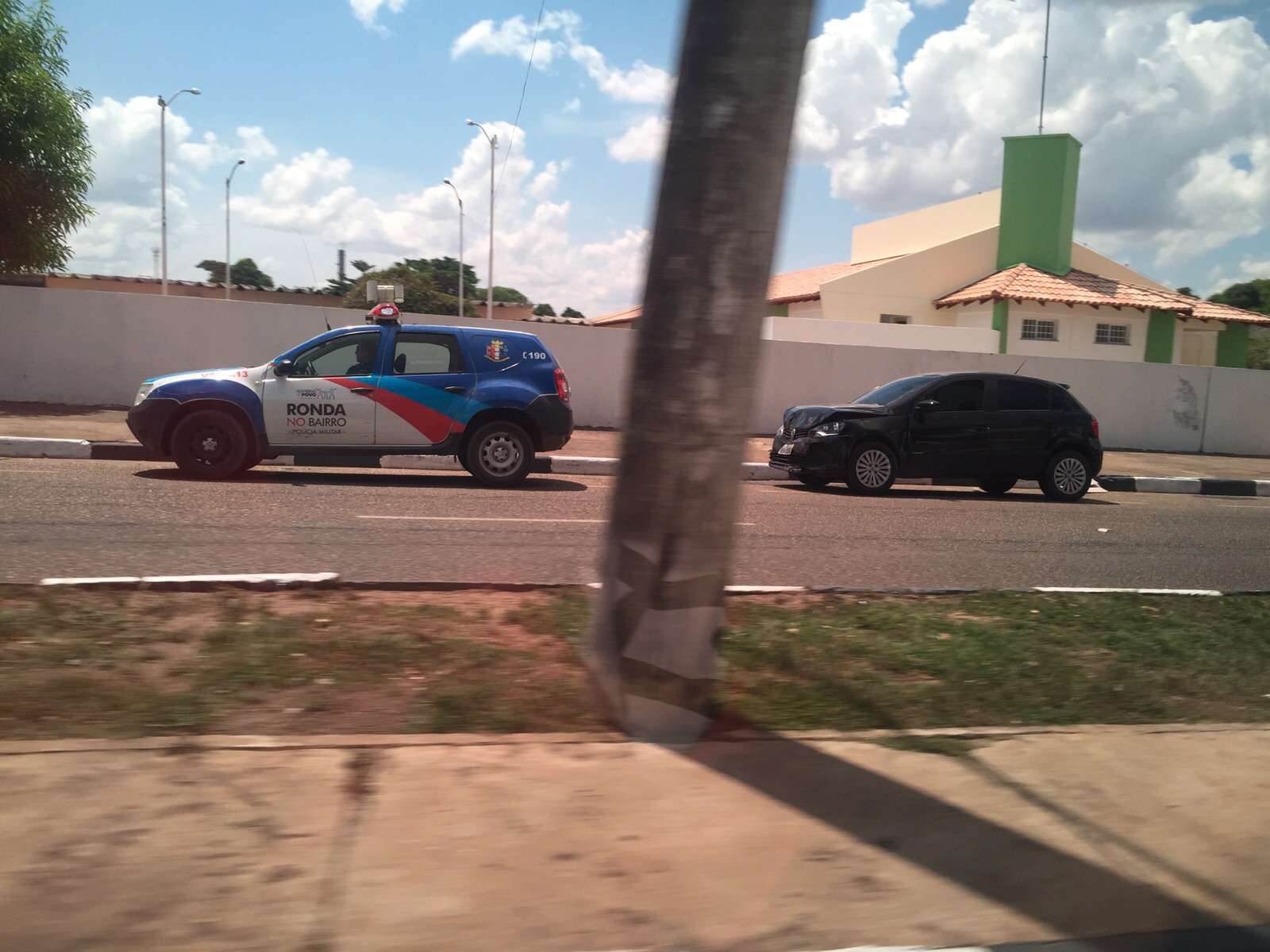 Carro sendo levado para perícia (Foto: Divulgação)