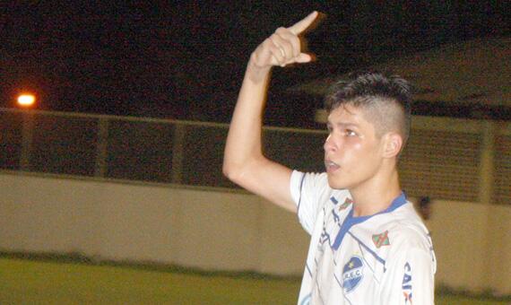 O atacante Caio Souza comemora após marcar o segundo gol do São Raimundo contra o GAS pela final do segundo turno do Estadual Sub-20 (Foto: Lucas Luckezie)