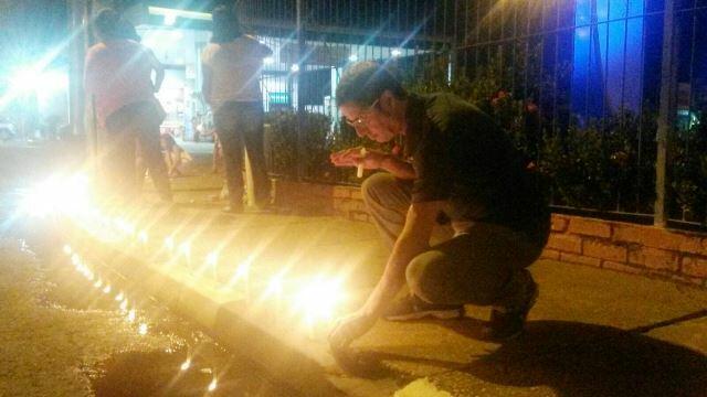 Eles acenderam dezenas de velas na praça em frente a Eletrobrás