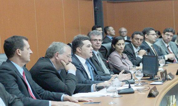 Representantes das instituições concordaram em assinar ação civil pública (Foto: Alfredo Maia)